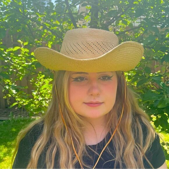 Straw hat with diagonal woven pattern and strap - Picture 1 of 5